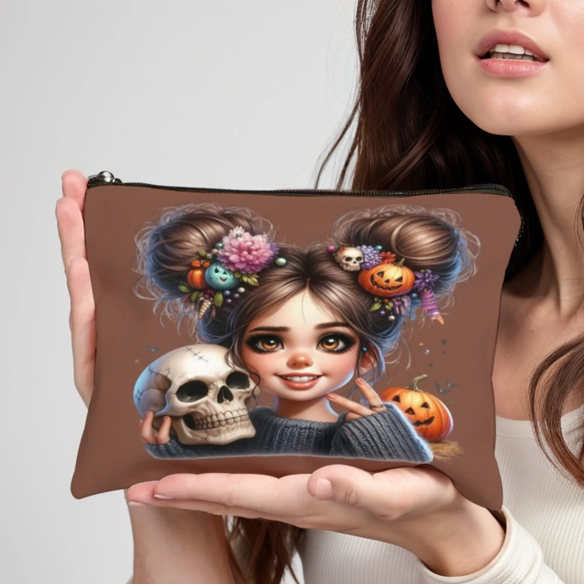 Милая девушка с черепом и тыквой. Стильная косметичка на молнии. Портативная косметичка с зеркалом. Прочная дорожная косметичка.