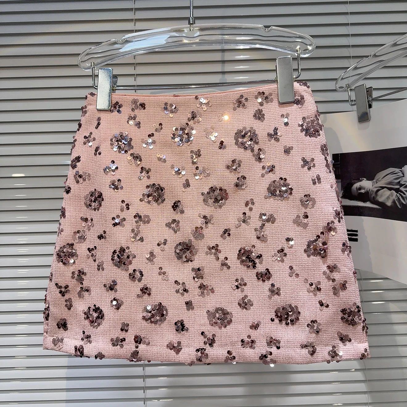 Haftowana spódnica w kształcie litery A z kwiatowym wzorem z koralików, damska, długość do kolan, wiosna 2025, modny trend, spódnice ort, spódnice midi