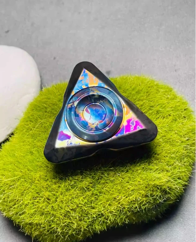 

Second-hand product EDC Small Triangle V1 Titanium Alloy fingertip gyroscope Decompression toys