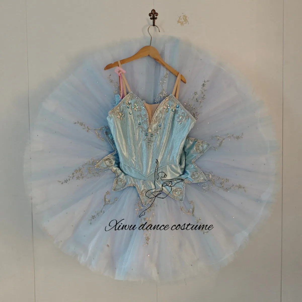 Tutu de ballet professionnel personnalisé au design papillon ombré bleu ciel