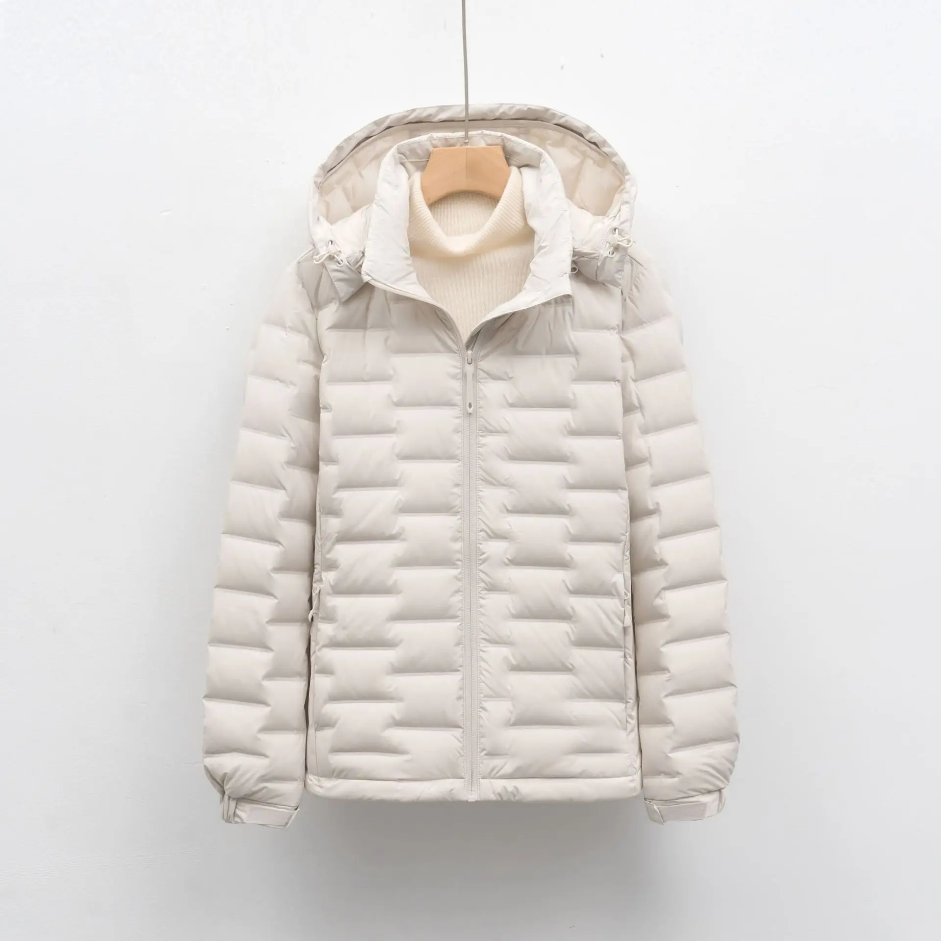 سترة قصيرة مقنعين للارتداء في الهواء الطلق. مملوء بمعايير جديدة بنسبة 90% للدفء المتنقل خفيف الوزن والمتنقل في الطقس البارد.