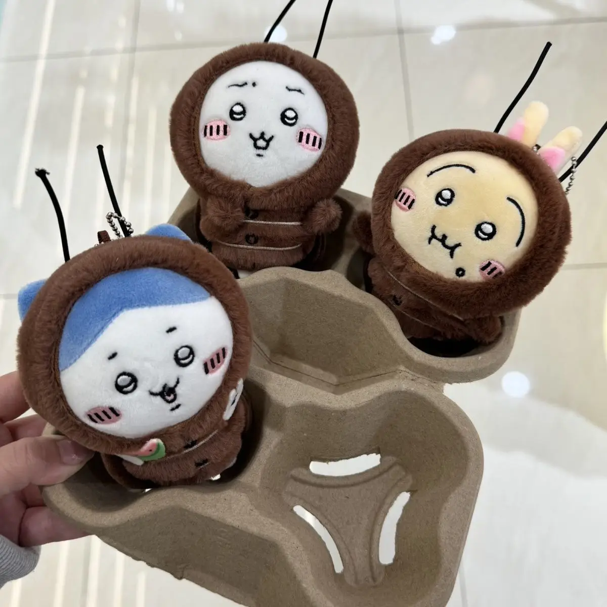 Llavero de peluche con disfraz de cucaracha Chikawas, Hachiware Usagi, animal de peluche kawaii, colgante para bolso, regalo de dibujos animados lindo para niños y niñas, aleatorio