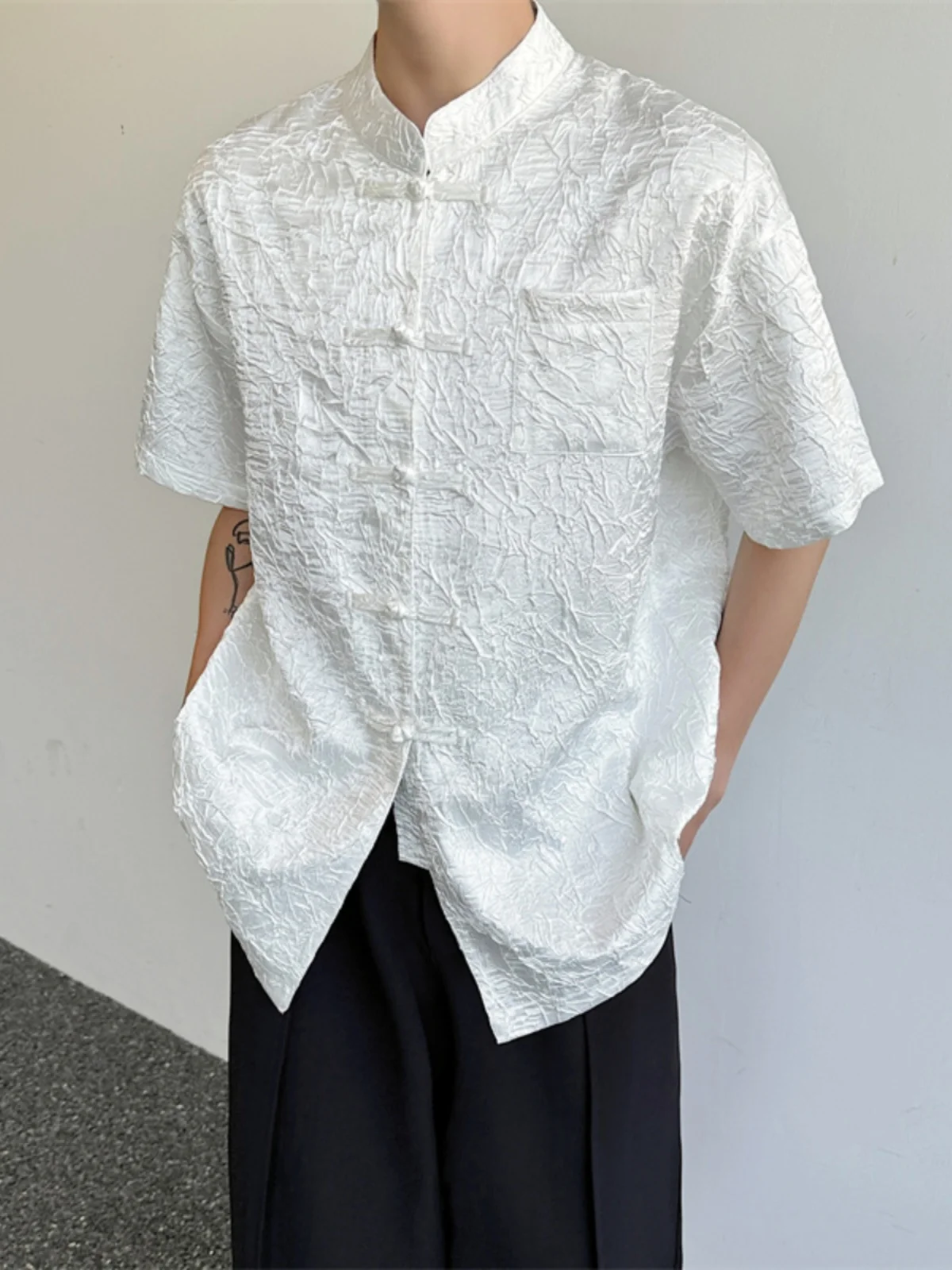 

New Chinese Sle Pleated Fabric Button Design ort Sve Loose irt Men's Faion Retro All-Match Summer irt