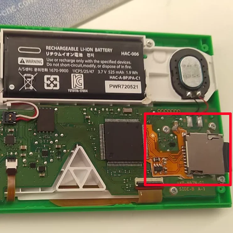 لعبة الساعة المحمولة الأولى المعدلة إلى إصدار مفتوح المصدر لبطاقة TF وبطاقة TF جاهزة
