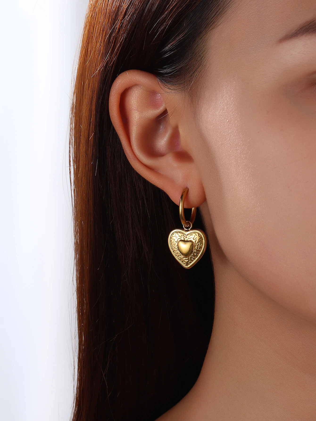Retro Gold Color Stainless Steel Heart Shape Hoops Earrings For Women Elegant Embossed Heart Huggies Earring Jewelry Party Gifts