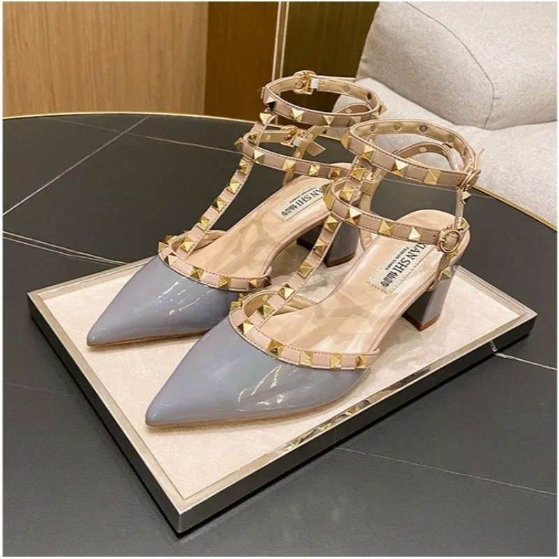 Primavera y novedad de verano para mujer, zapatos de tacón de bloque con punta puntiaguda y remaches Baotou, zapatos de charol con correa de una hebilla