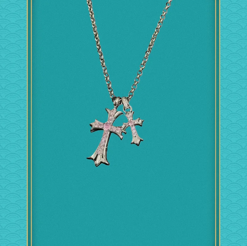 Colar com pingente de cruz dupla em tom prateado e strass blush