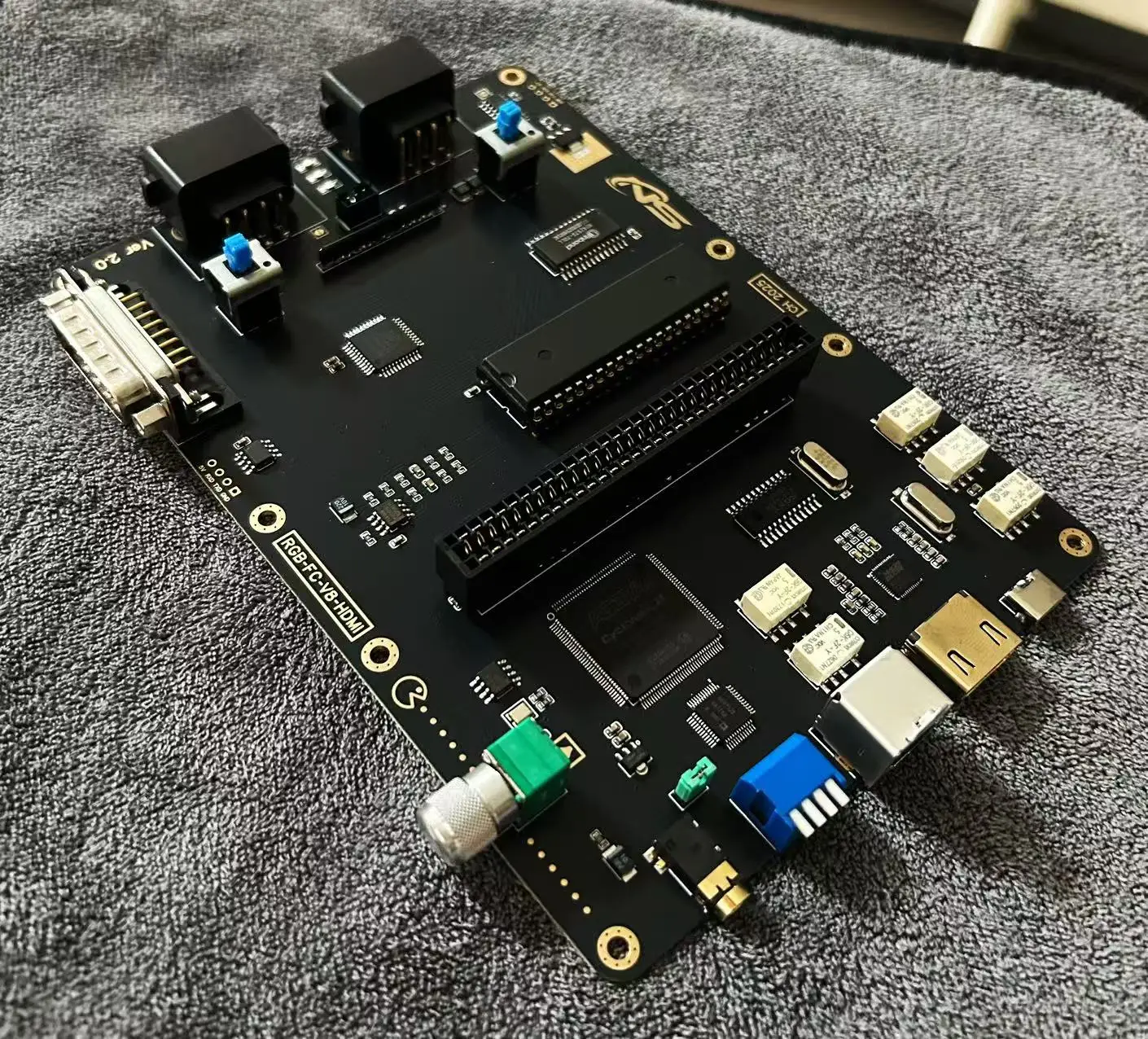 RGB FC NES Ultimate Edition Supports HDMI, RGBS, S, And AV Signal Outputs And Features Type-C Power Delivery，NTSC
