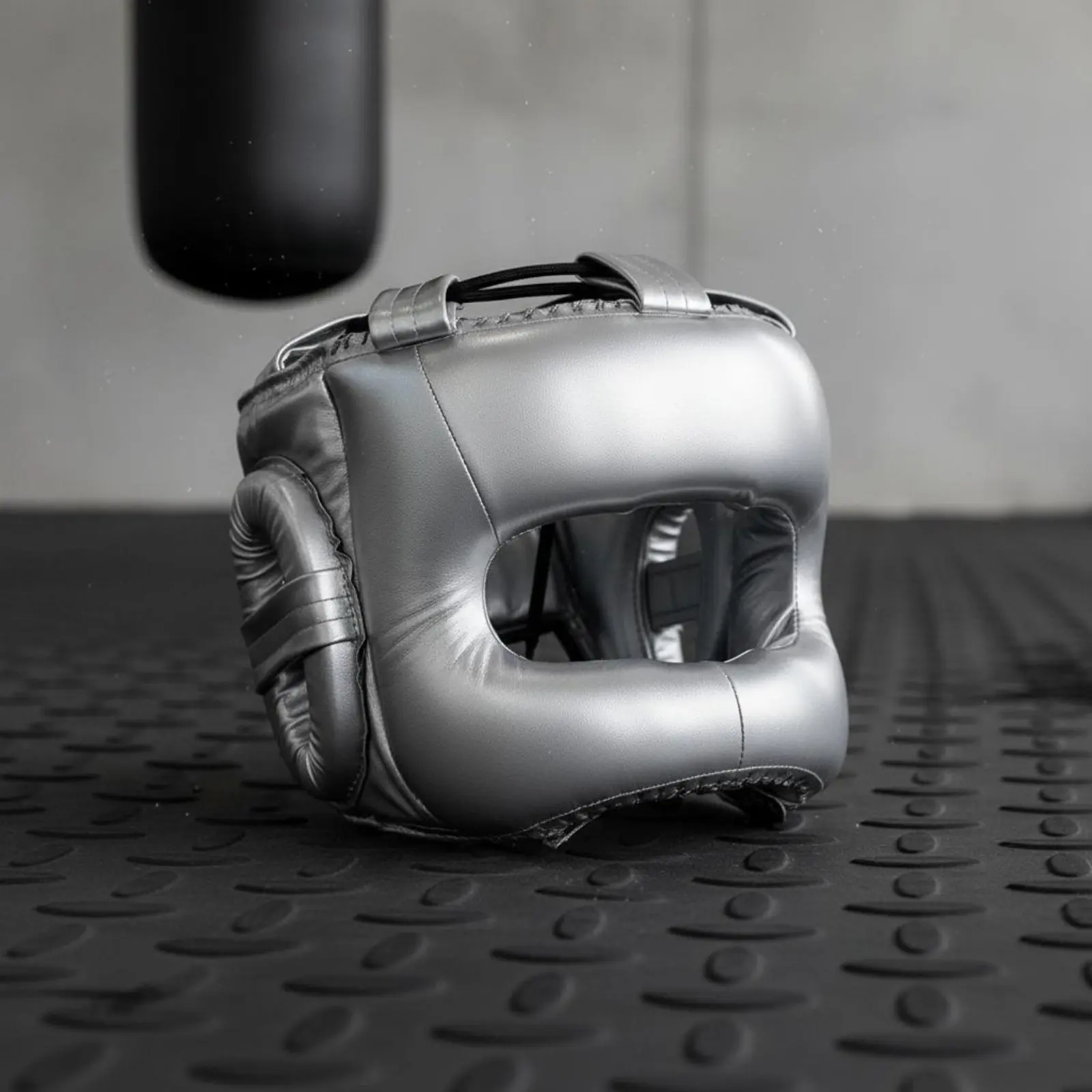 casque-de-boxe-180-°-casque-de-protection-integral-pour-le-kickboxing-avec-barre-transversale-de-champ-de-vision-ajustement-reglable