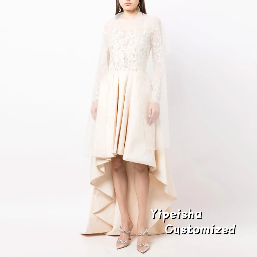 Eleganckie sukienki na studniówkę z asymetrycznym dołem, dekoltem typu O, długimi rękawami, plisami, koronkowymi aplikacjami i satynowym materiałem, idealne na formalne wieczorne przyjęcia.