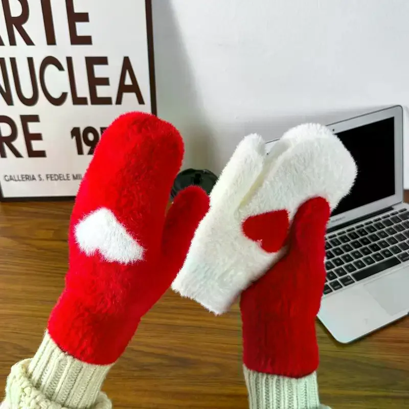 Dikke fleece gevoerde winterhandschoenen Dames Ins Trendy Koreaans rood hartontwerp Faux Nertsenbont Fietsen Koudbestendige wanten Studentencadeau