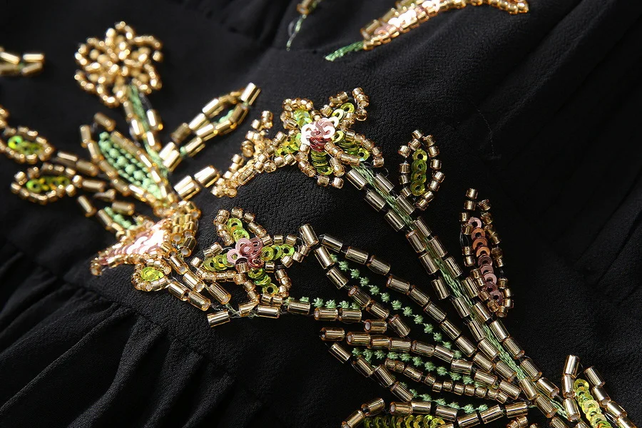 الملابس النسائية الأوروبية والأمريكية 2025 ربيع جديد طويل الأكمام الوقوف طوق رصع الخرز الزهور موضة فستان مطوي