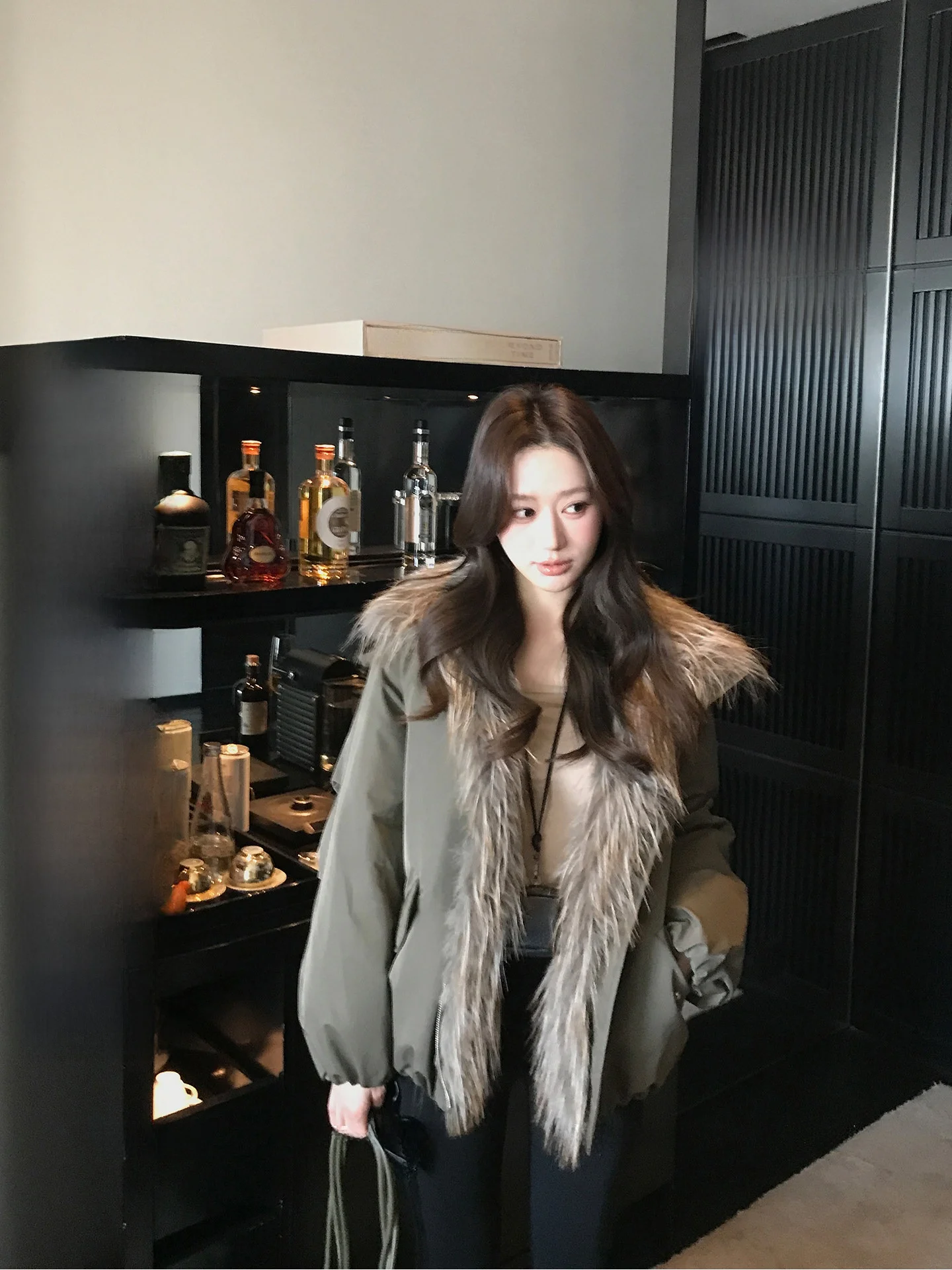 

Женская парка LIONE eeni коричневого цвета с воротником из флиса, экологичная, теплая, с отделкой, для повседневной носки, в корейском стиле