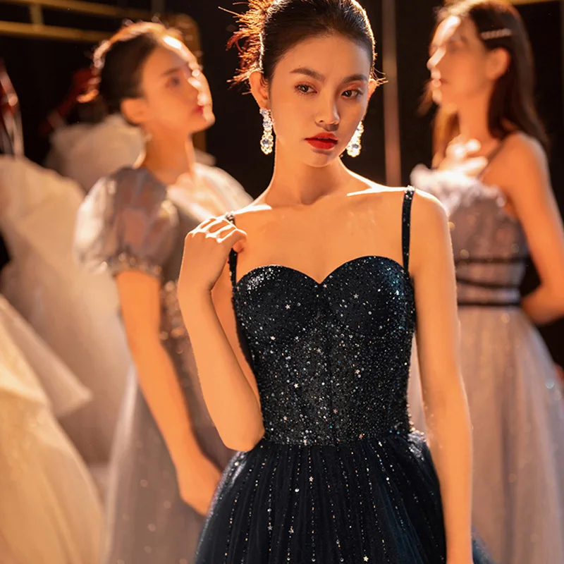 Eleganckie granatowe sukienki na studniówkę, fason A-line, na ramiączkach, na występy, imprezy, egzaminy artystyczne, urodziny, długa spódnica, błyszczące cekiny.