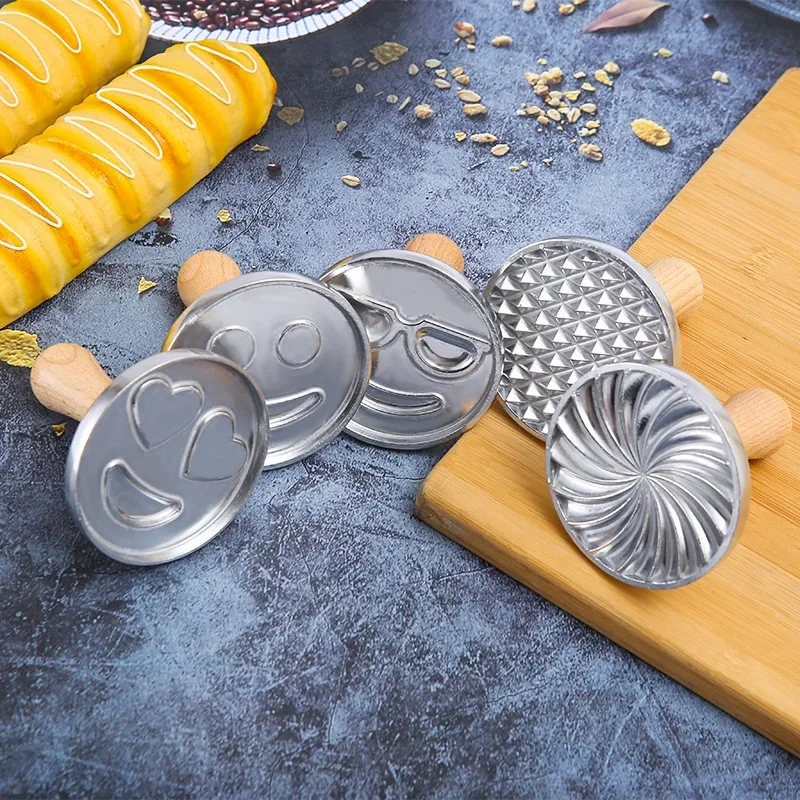 1pcs Zinc Alloy Biscuit Mould With Wood Handle Smiley Dessert Cake Mold Baking Appliance Kitchen Tools