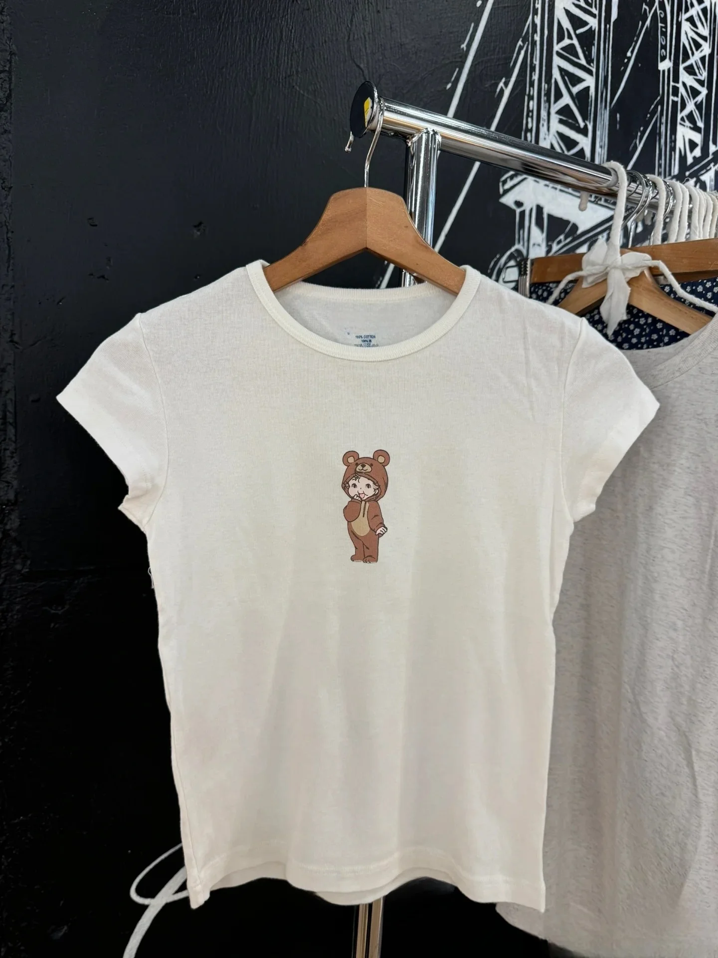 

Футболка из чистого хлопка с круглым вырезом, женская, с милым и дерзким дизайном, с изображением медведя и ангела, с коротким рукавом, белая, Brandy Girl BM