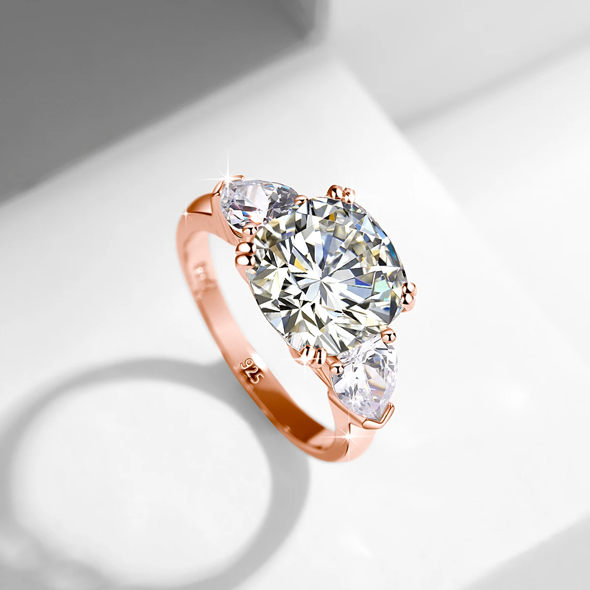 5 Karat Kissenförmiger 3-Stein-Moissanit-Ring aus Gold mit GRA-Zertifikat, D-Farbe, VVS1, Eternity-Verlobungsschmuck für Frauen, Geschenke im Angebot – Detail 7