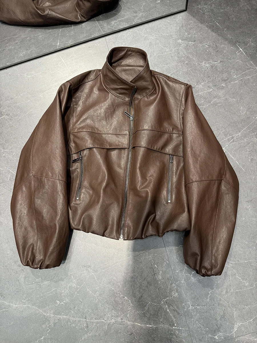 Jaqueta versátil de couro de pele de carneiro curtida vegetal de grão superior com gola alta para mulheres – estilo curto