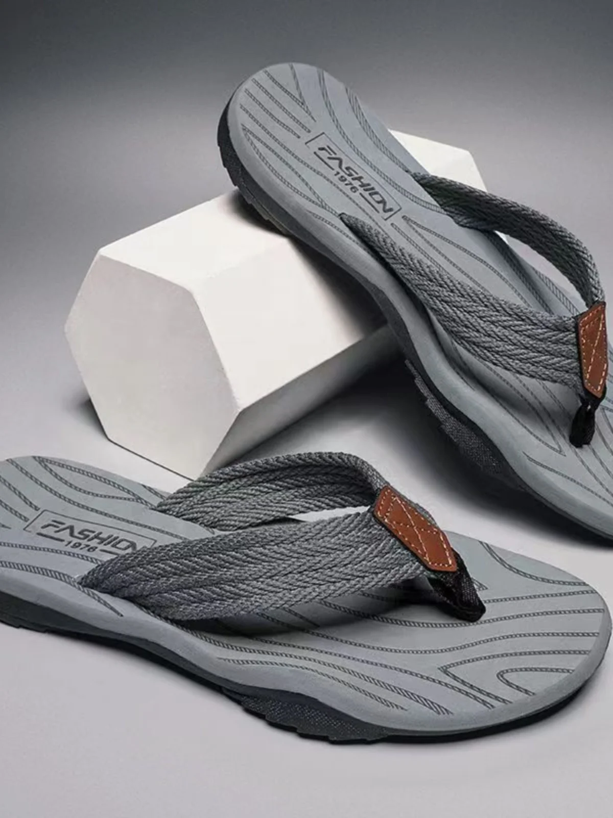 Fashionable Men's Summer Outdoor Sandals Anti-Slip Slip-On Beach Shoes Casual Style Rubber Sole Wear-Resistant PVC Bottom