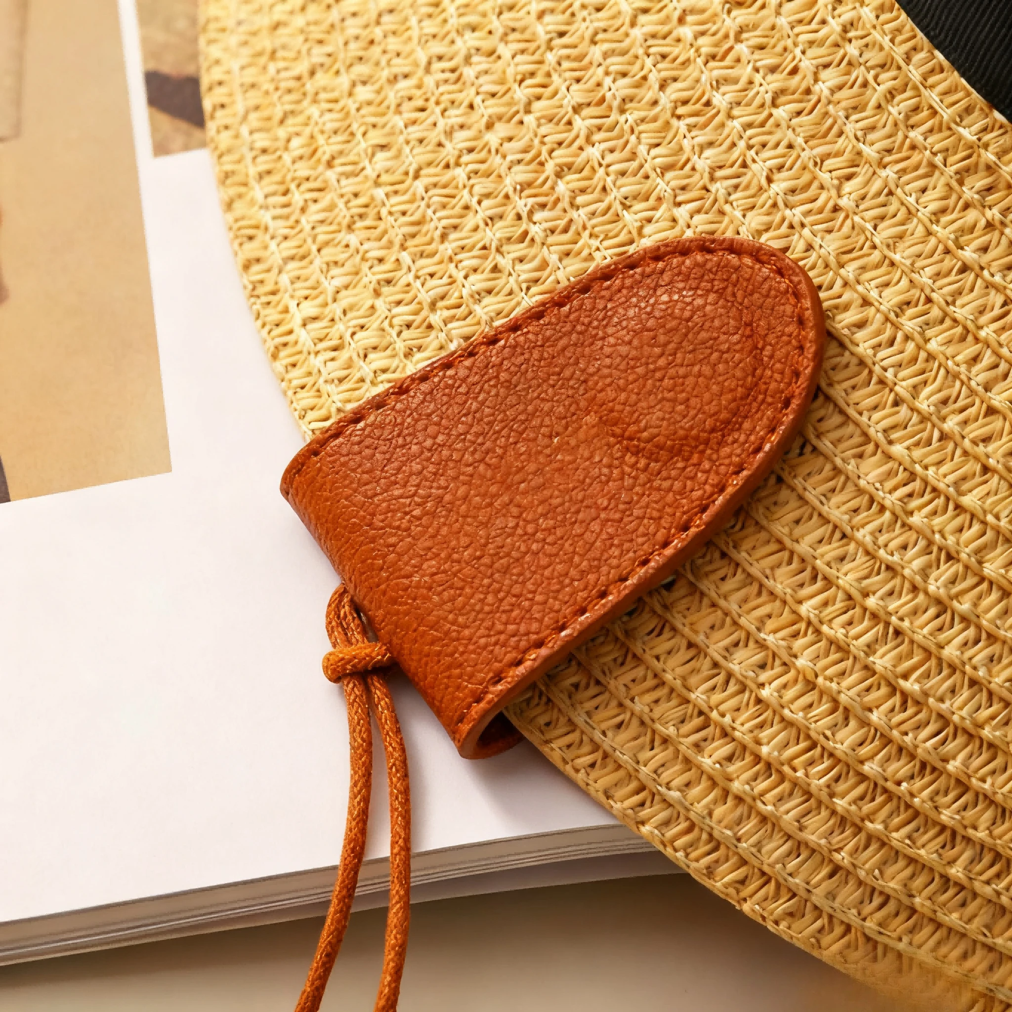 جديد المحمولة النظارات الشمسية حالة بو الجلود المغناطيسي الرقبة نظارات معلقة حقيبة قلادة العصرية نظارات كليب قلادة التبعي