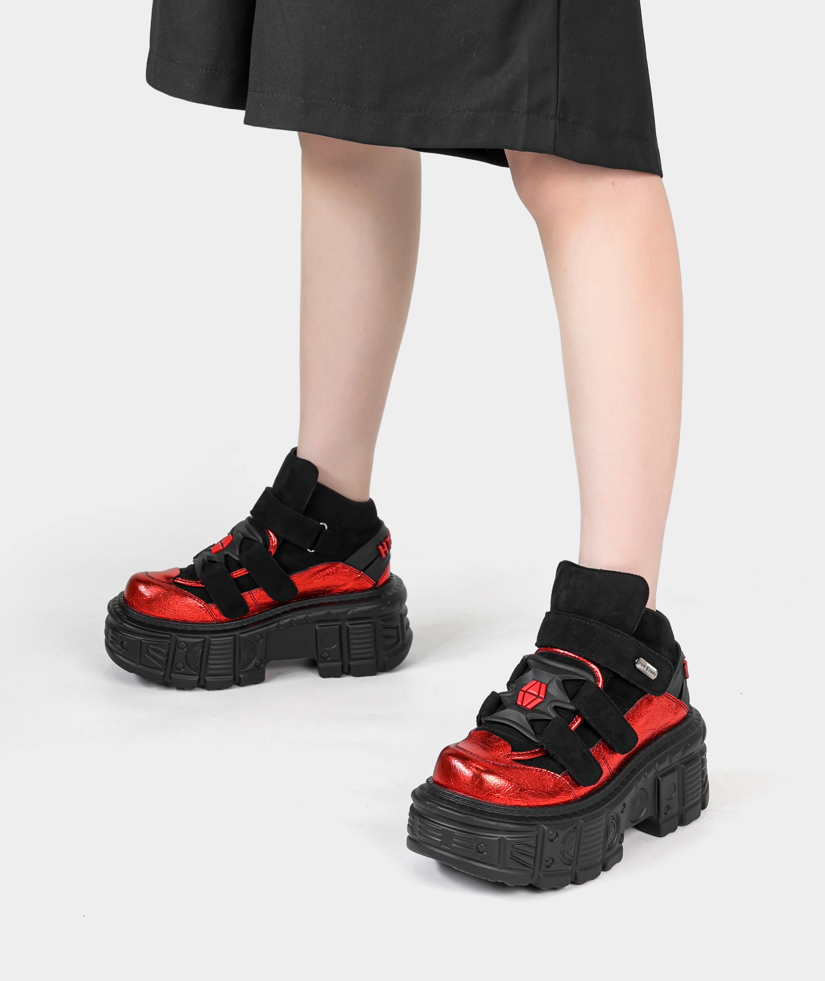 

Готические ботильоны в стиле рок, новинка 2023 года, женская обувь в стиле панк, туфли на платформе со шнуровкой, высота 6 см, женские кроссовки с металлическим декором