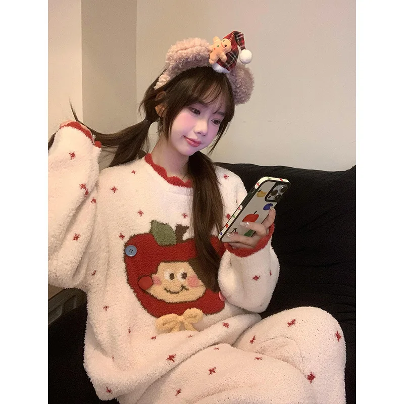 ชุดนอนผู้หญิงลายแอปเปิ้ลหวานๆ ผ้าถักผสมขนแกะแบบครึ่งตัว คอลเลคชั่นฤดูใบไม้ร่วง/ฤดูหนาว 2025 เสื้อสเวตเตอร์คอกลมลำลอง + กางเกงขายาว ชุดนอนใส่สบายๆ อยู่บ้าน