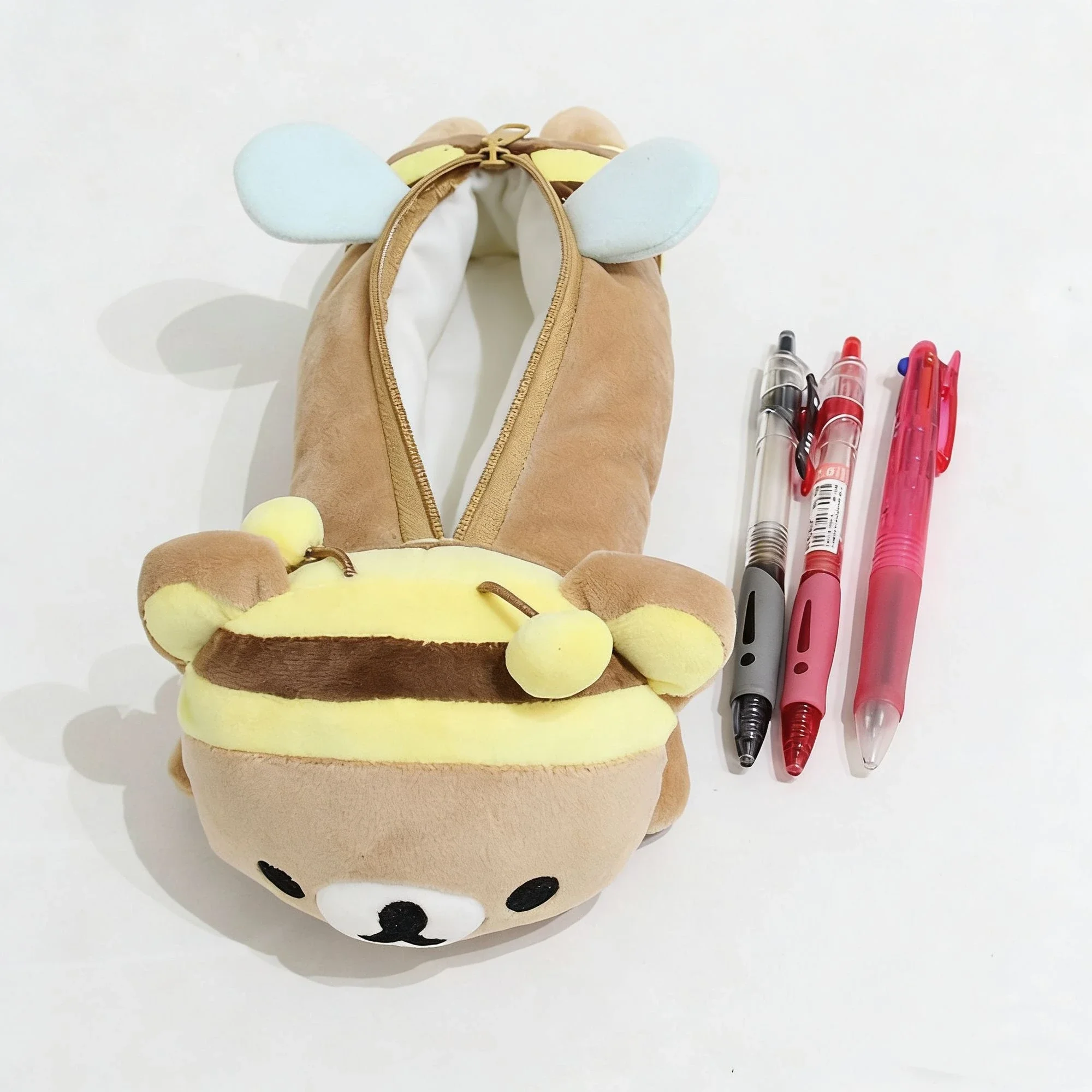 Estuche de Lápices de Peluche Rilakkuma con Diseño de Abeja Adorable, Bolsa de Lápices con Cremallera en Forma de Oso Acostado, Estuche Esponjoso de Dibujos Animados para Almacenamiento de Papelería para Escritorio y Escuela