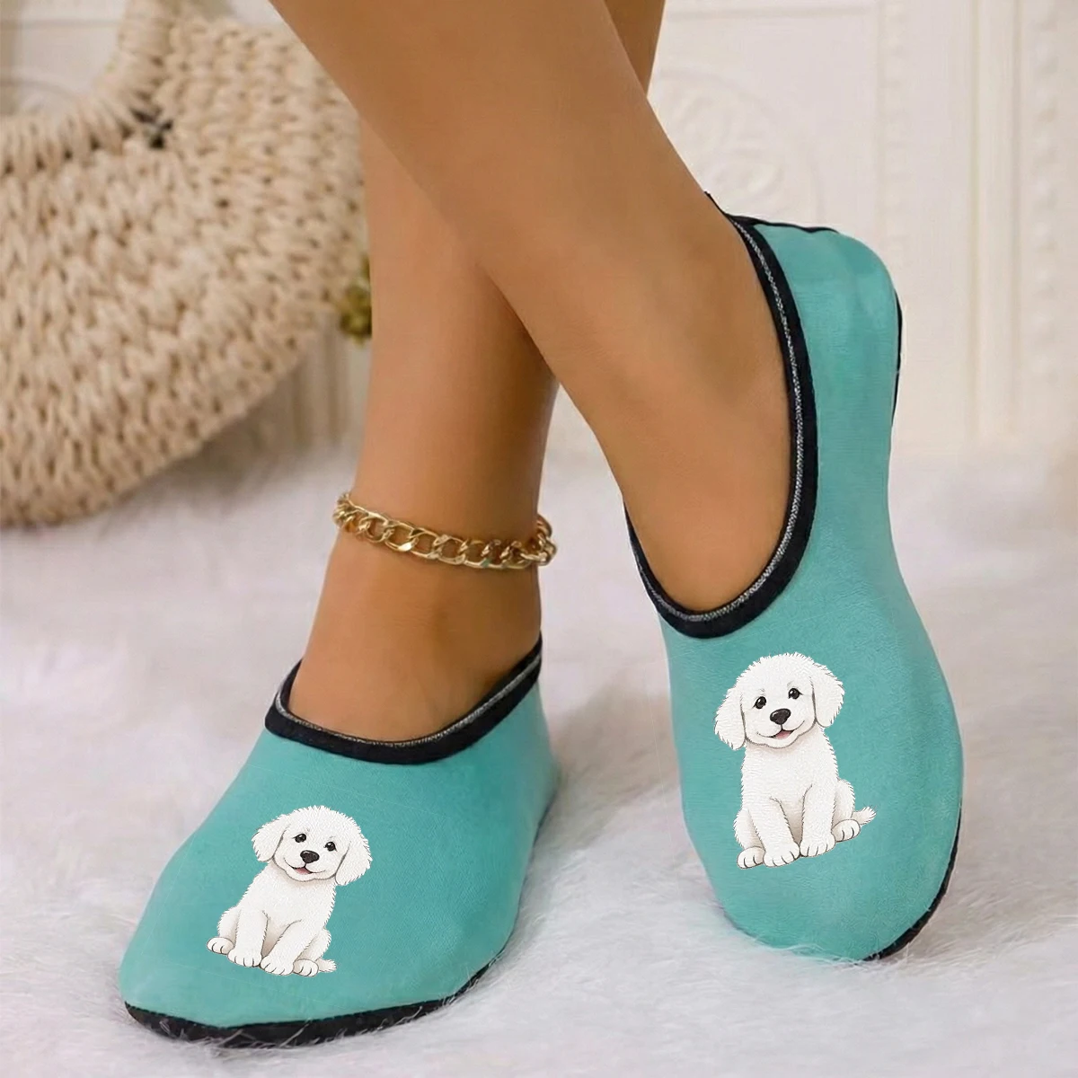 شبشب نسائي لطيف مطبوع عليه كلب من جلد الغزال يسمح بمرور الهواء ومرونة عالية للاستخدام الداخلي ومضاد للانزلاق