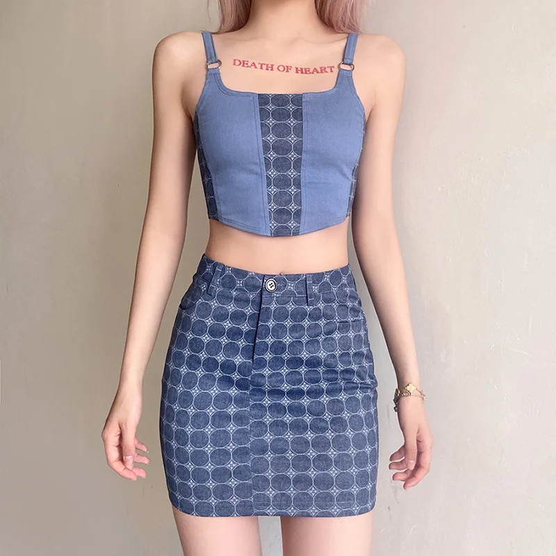 

Summer Europe and the United States new women's fashion polka dot color contrast halter sexy naked back slim crop small vest