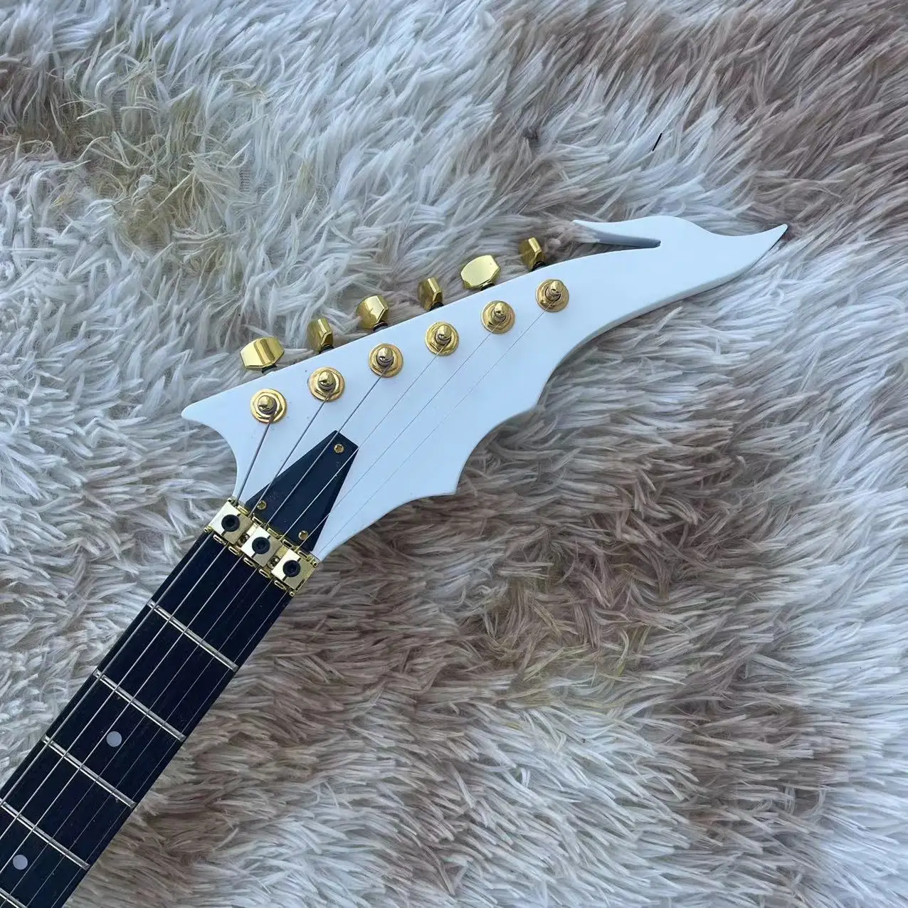 Angel Guitar 6-string Electric Guitar, white body with gold rims, matte color, rose wood fingerboard, maple wood track, LP cartr