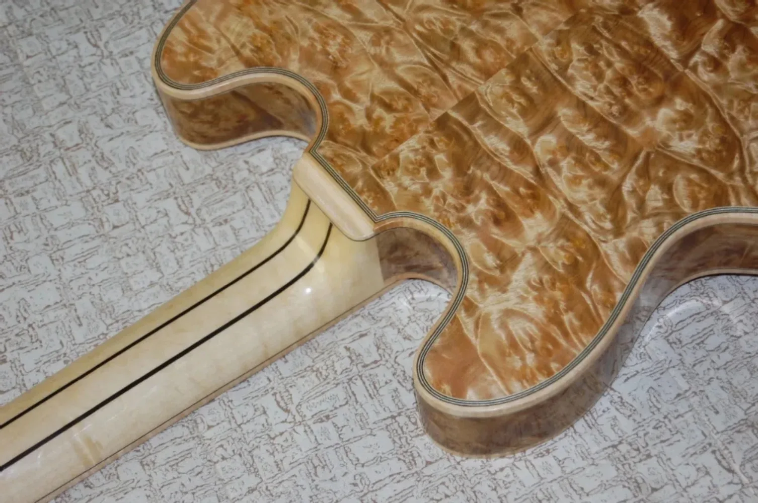 جيتار كهربائي من Archtop Jazz، جسم مجوف من خشب القيقب مع لوحة أصابع من خشب الأبنوس في الصين