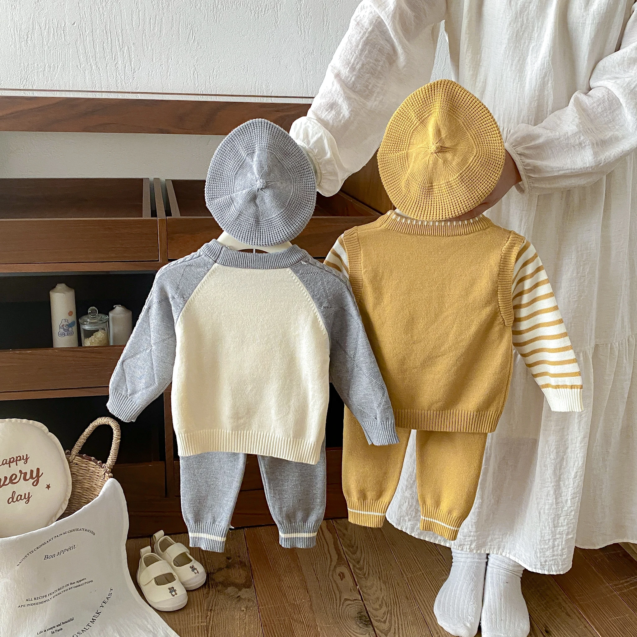 Stilvolles Baby-Outfit für Herbst und Winter – Strick-Oberteil mit langen Ärmeln und Hose mit Cartoon-Motiv für Jungen. – Detail 4