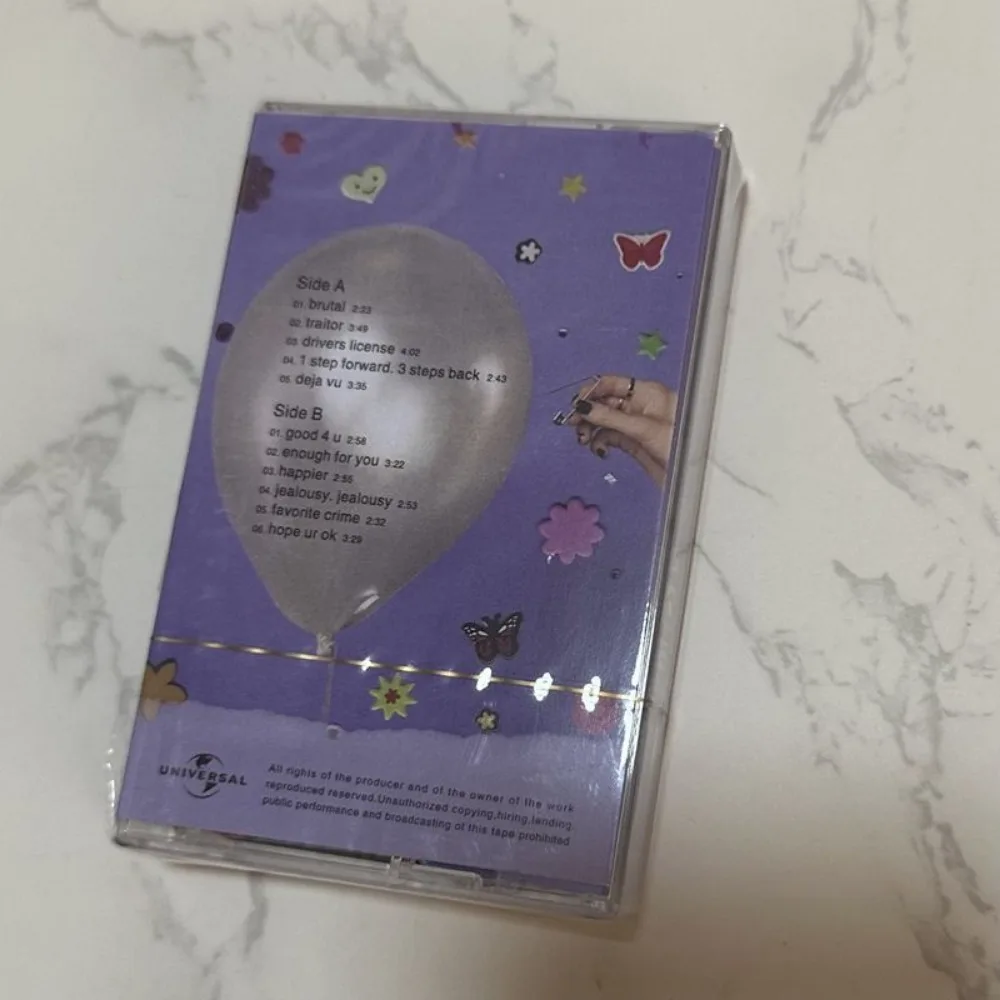 Fita Cassete Lacrada Nova: Álbum Moderno de Pop e Pop-Punk com Performances Vocais Emocionantes, Melodias Cativantes e Letras Honêstas