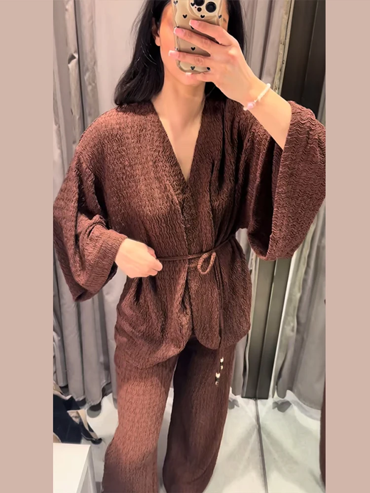 Texturiertes Spitzen-Oberteil mit V-Ausschnitt und Schnürung, Hosenanzüge für Damen, sexy Oberteile mit Fledermausärmeln und geraden Hosen mit hoher Taille, bezaubernde Damen-Outfits – Detail 20
