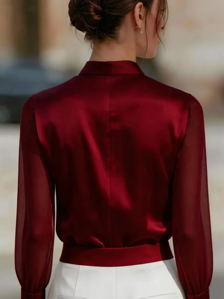 Damen Glänzende Satin-Bluse mit Stehkragen, V-Ausschnitt und Transparenten Langen Ärmeln – Detail 9