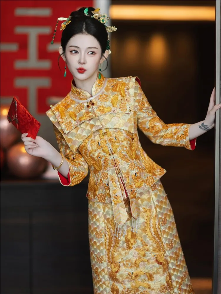 

New golden dragon and phoenix gown toasting dress Chinese-style bride's wedding for going out