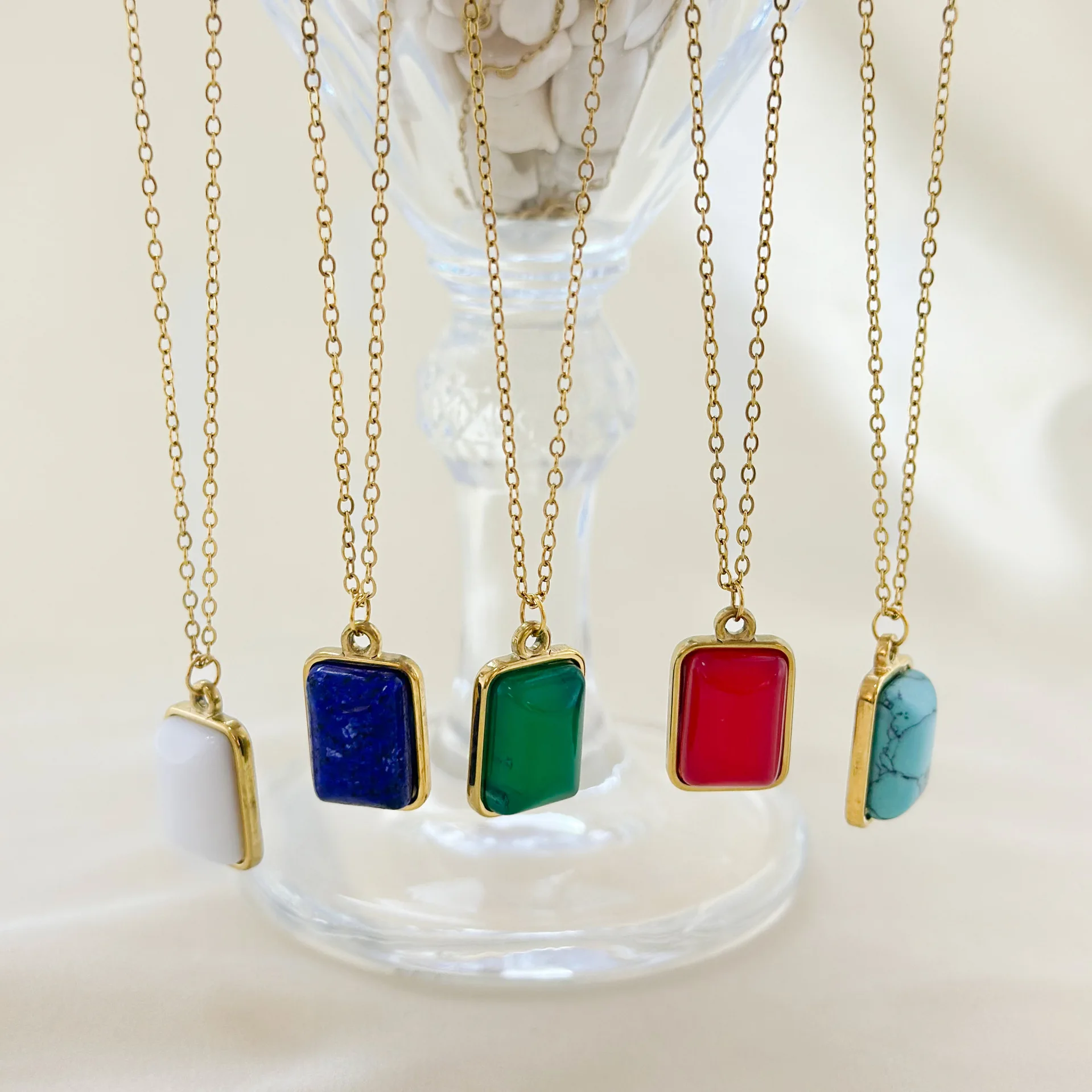 

Натуральный драгоценный камень, геометрический квадрат, белый, черный, зеленый, красный агат, синий лазурит, бирюзовый кулон, позолоченное 18 карат, короткая цепочка, ожерелье