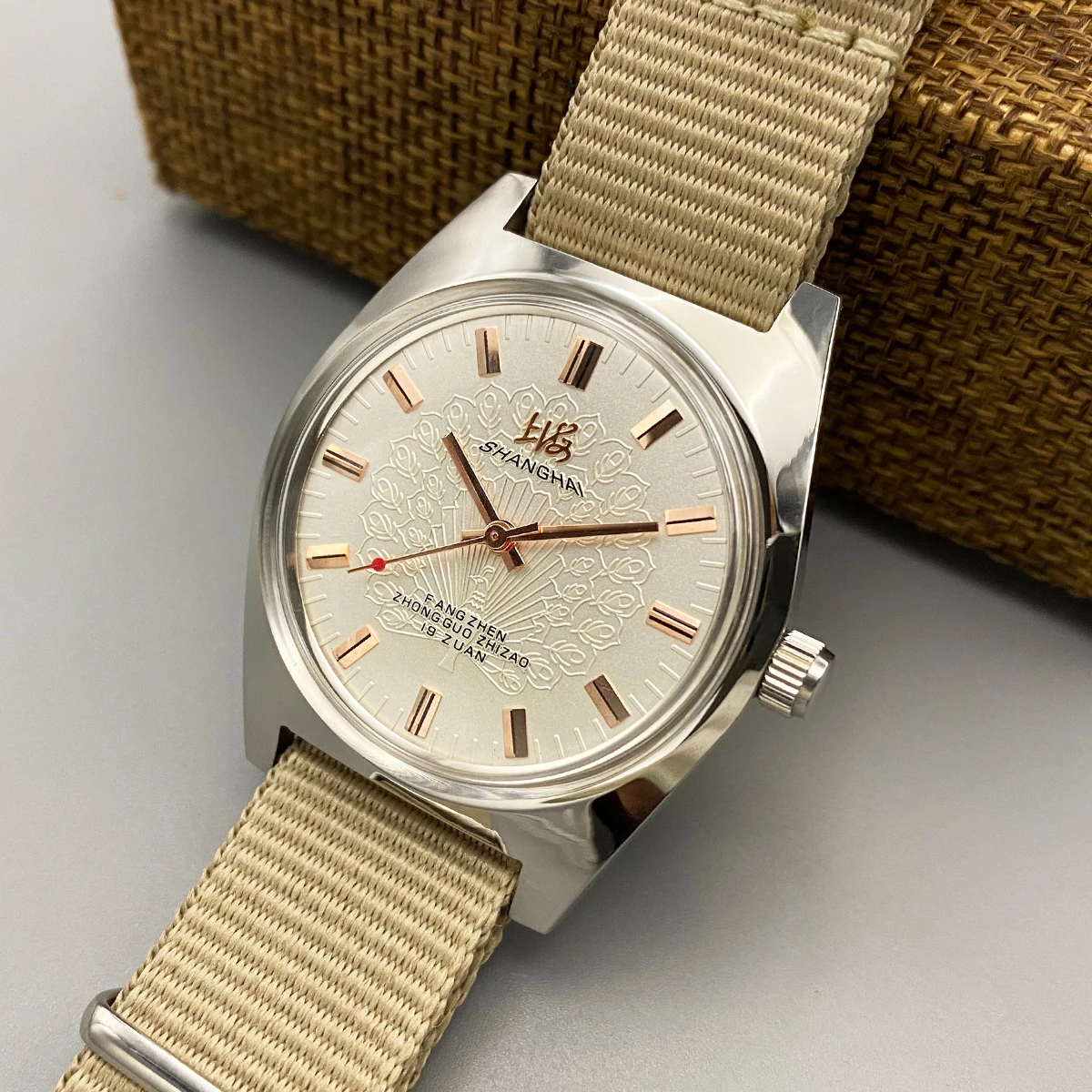 นาฬิกาข้อมือผู้ชาย Shanghai Wa - Guilloché Dial Watch บทวิจารณ์และราคา