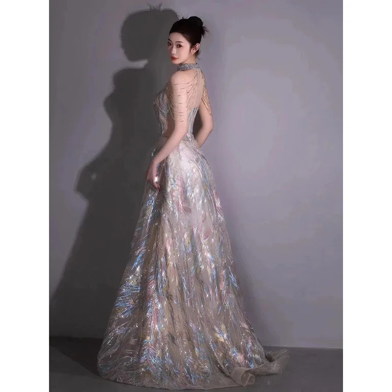 Robe de soirée de l'industrie lourde, luxe léger haut de gamme, hôte de scène de niche, jupe longue, suspension au cou, robe de grillage, sens de la mariée