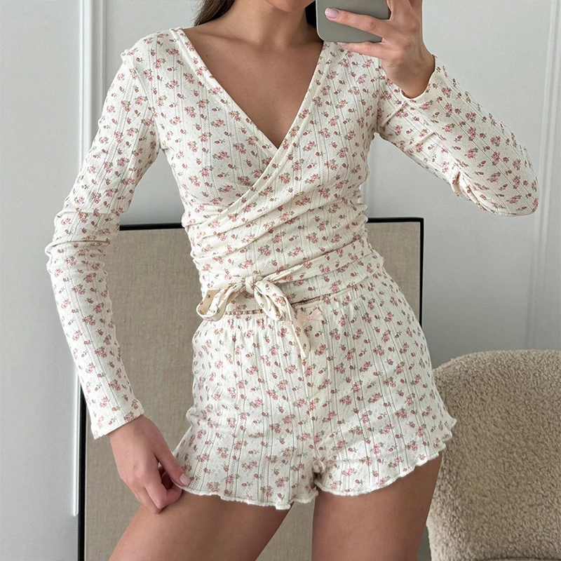 

BKLD женские милые и милые пижамы с цветочным принтом, топы с v-образным вырезом и длинными рукавами и перекрестными бретелями + шорты с эластичной резинкой на талии и бантом, удобные комплекты из 2 предметов