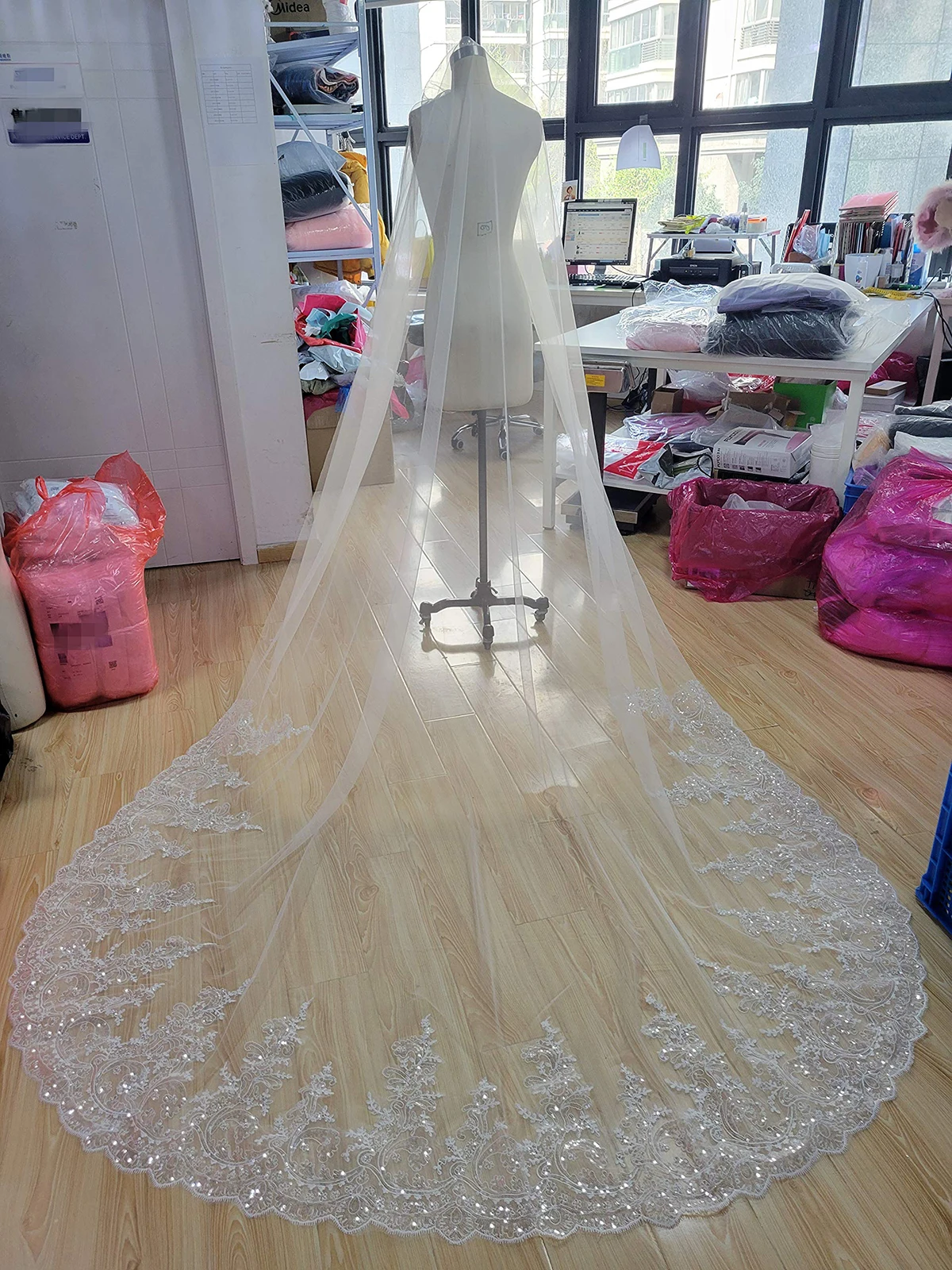 Modern Wedding Veils 3D-Flower Appliqued Edge Polycyclic Lace Cathedral Veil 3M 4M 5M With Comb Bridal Veil Customized