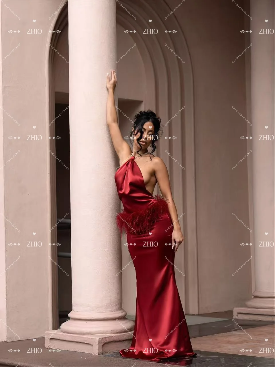 ZHIO 럭셔리 깃털 이브닝 드레스 홀터 오픈 백 머메이드 레드 새틴 축하 파티 프롬 가운 공식 행사 맞춤 제작
