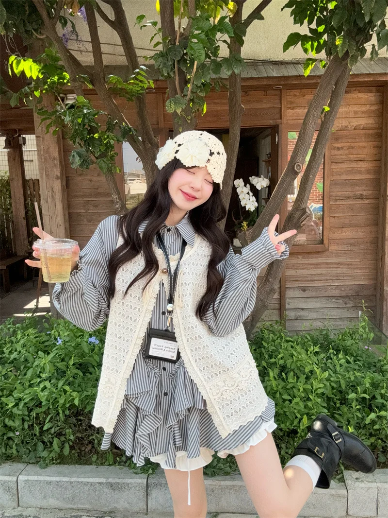 

Женский комплект Kumikumi: рубашка в полоску с длинным рукавом, жилет и юбка – модный повседневный наряд с цветочным узором и декоративными элементами, весна-лето