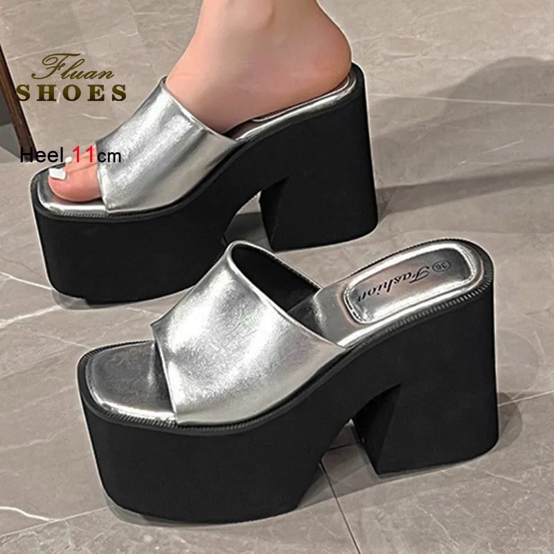 

2025 летние женские тапочки, пикантные босоножки на танкетке на толстой подошве 11 см, модные уличные серебряные повседневные тапочки, размер 35-39