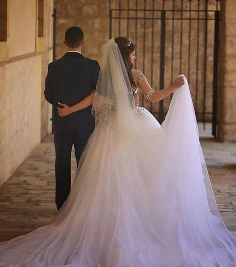 Abiti da sposa A maniche lunghe di lusso arabo Dubai una linea di abiti da sposa con perline trasparenti con scollo tondo per le donne Tulle Vestidos De Novia