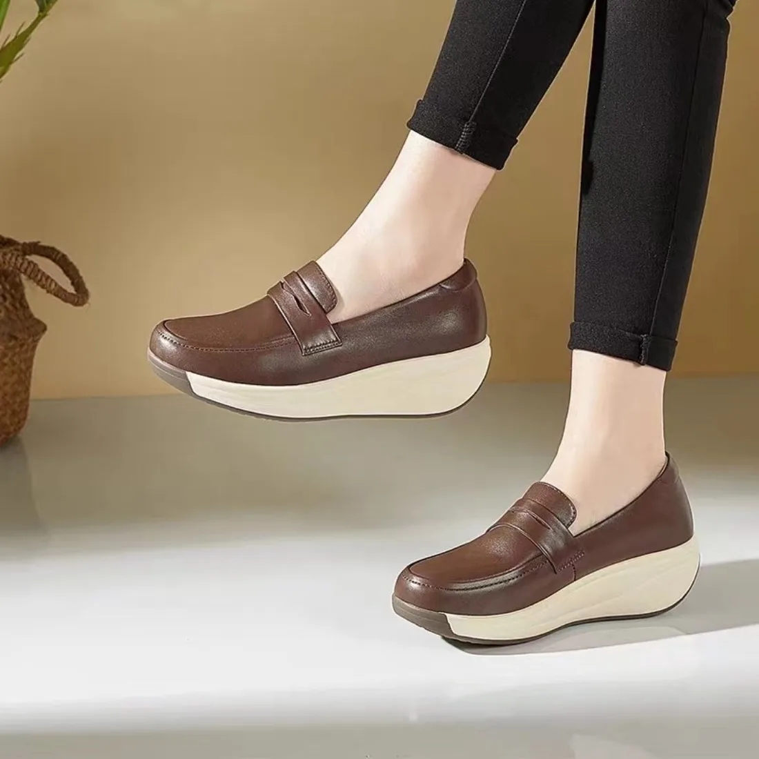 

Дышащие комфортные женские лоферы из мягкой кожи разных цветов на платформе, осенние туфли на среднем каблуке-танкетке 2025 для офиса и повседневной носки