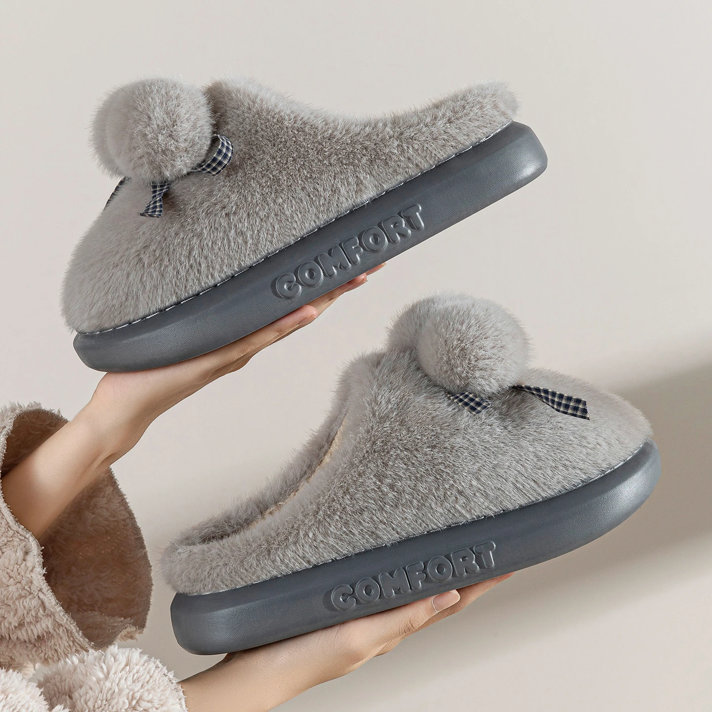 Niedliche Pom-Pom-Warme-Plüsch-Hausschuhe für Damen, Winter, dicke Sohle, Indoor-Hausschuhe, flauschiges Kunstfell, rutschfeste Baumwoll-Slipper für das Schlafzimmer. – Detail 5