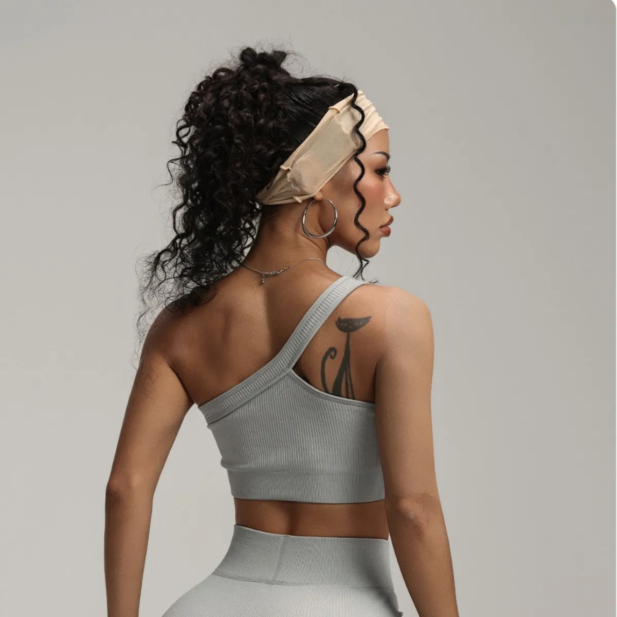 Seamless Ribbed Workout Tank Top - เสื้อชั้นในกีฬาแบบไหล่เดียวสำหรับผู้หญิง ทรงรัดรูป เซ็กซี่ สายรัดแบบไม่สมมาตร ครอปท็อปไร้ตะเข็บ มีฟองน้ำเสริม