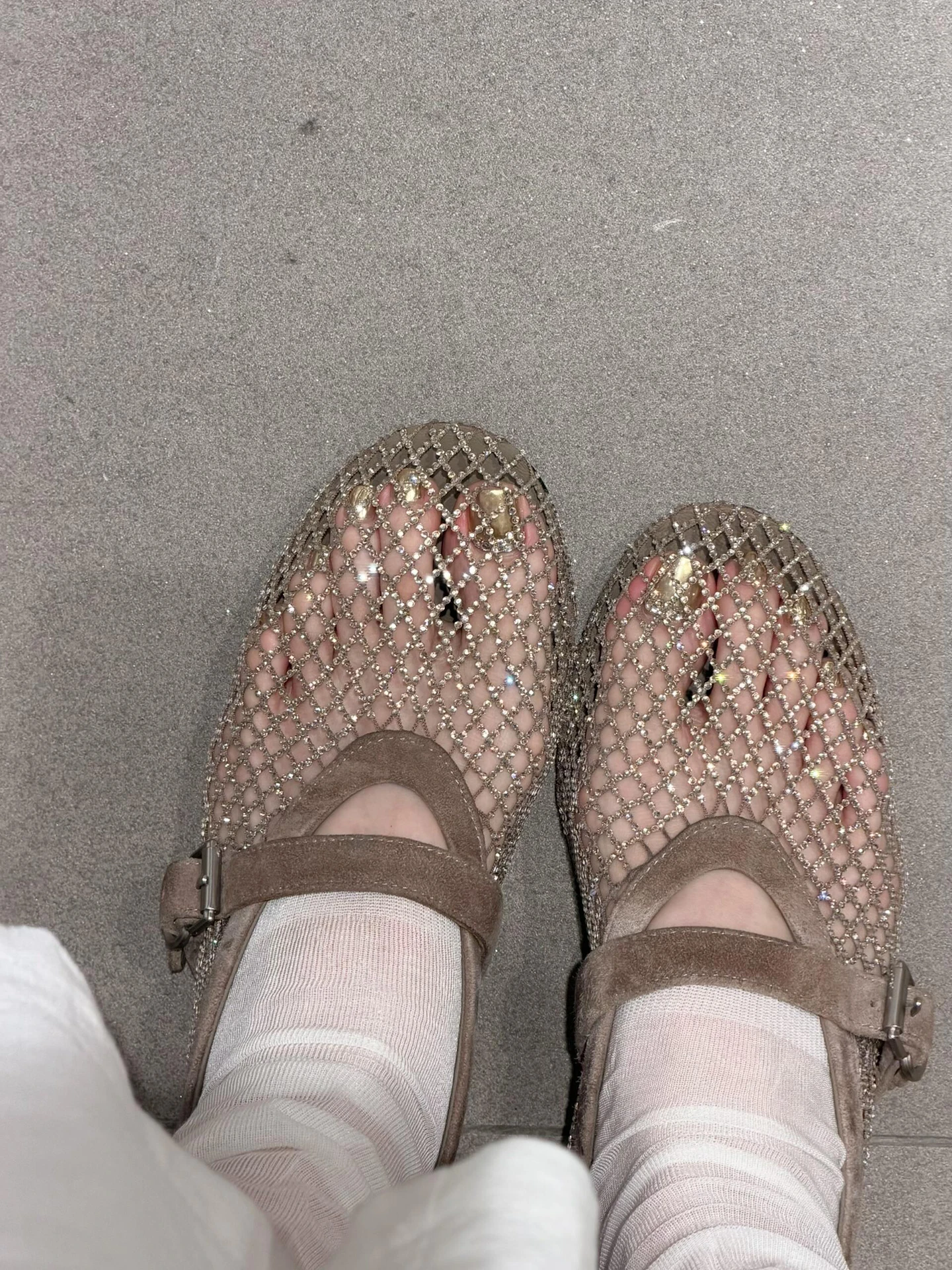 sandali-da-donna-con-fondo-piatto-e-dettagli-a-rete-traspiranti-stile-mary-jane-alla-moda-estiva-con-punta-aperta