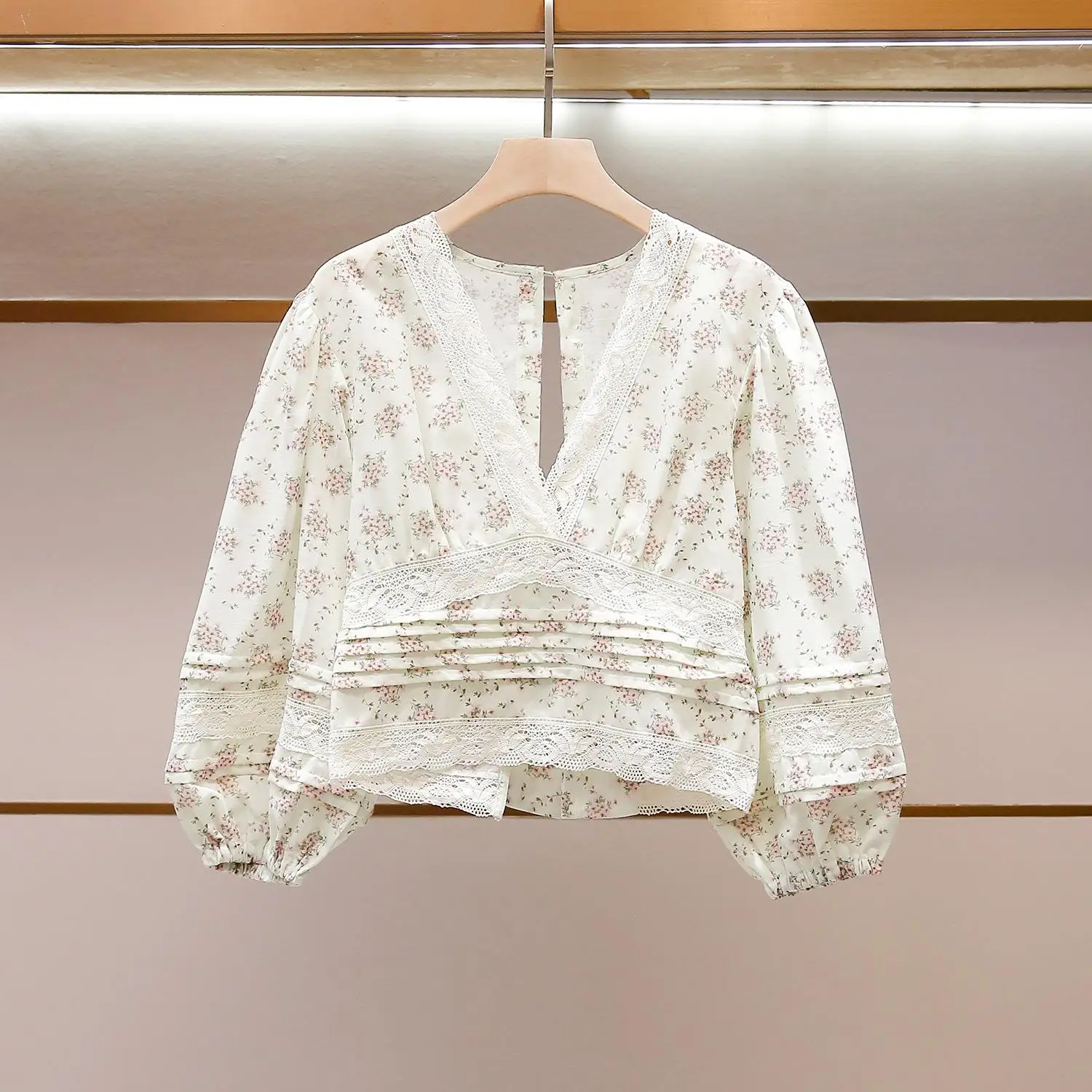 

Rural Style Lace Women's Shirt Shorts Floral Patchwork Spring 2026 New Arrival Elegant Commuter Style Thin Seven Sleeve